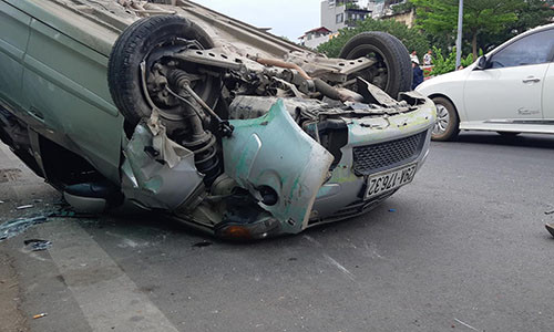 Cận cảnh chiếc xe bị lật phơi bụng giữa đường.