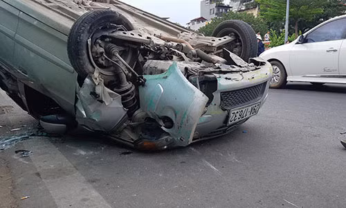 Cận cảnh chiếc xe bị lật phơi bụng giữa đường.