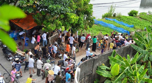 Người dân tập trung theo dõi vụ việc rất đông.