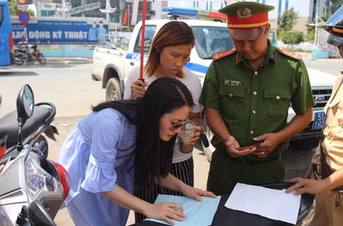 CA TPCHM thong tin vu dien vien Ngoc Lan to tieng voi CSGT-Hinh-2