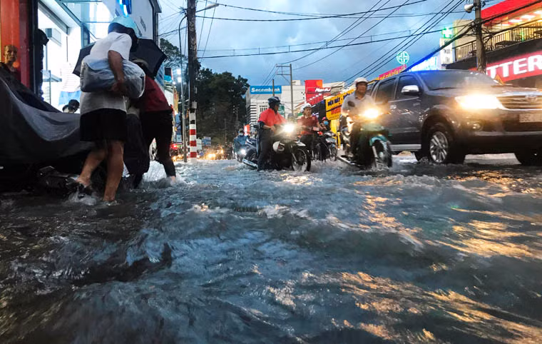 Mưa quá lớn lại kéo dài nên nhiều tuyến đường như xa lộ Hà Nội, Đỗ Xuân Hợp, Lê Văn Việt (quận 9), Võ Văn Ngân, Tô Ngọc Vân (quận Thủ Đức) bị ngập rất nặng...