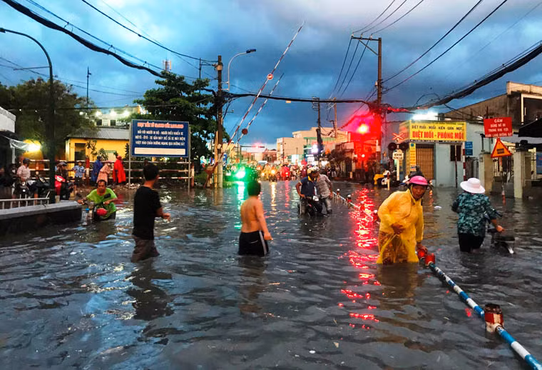 Cảnh hỗn loạn giao thông tại nút giao Tô Ngọc Vân - đường sắt Bắc Nam và Phạm Văn Đồng (quận Thủ Đức, TP.HCM).