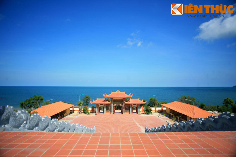 Năm 1714, Mạc Cửu xin làm thuộc hạ của chúa Nguyễn. Năm 1724, họ Mạc dâng toàn bộ đất đai cho chúa Nguyễn và được phong làm Đô đốc cai trị lãnh thổ Căn Khẩu, khi ấy được đổi tên thành Long Hồ dinh, bao gồm cả Phú Quốc. Từ lúc này người Việt chính thức xác lập chủ quyền ở hòn đảo. Ảnh: Chùa Hộ Quốc ở Phú Quốc.