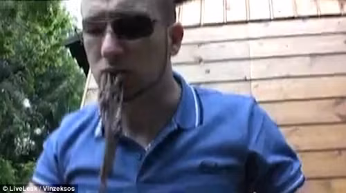 Dị nhân đang ăn giun.