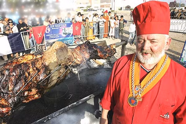 Lạc đà nhồi nguyên con là món ăn truyền thống dịp lễ cưới của dân tộc Bedouin ở Ả rập.