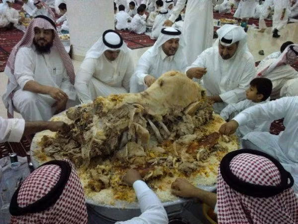 Sau đó con cừu non được đặt vào bụng lạc đà. Lạc đà sau khi nhồi được quay tới khi da chín vàng giòn. Thực khách thưởng thức món ăn bằng dao và tay.