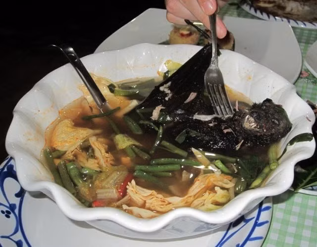 Những con dơi được rửa sạch, nhúng vào nước sôi trong tình trạng nguyên cánh, lông và đầu. Sau đó, rơi được thả vào súp sữa dừa và thưởng thức.