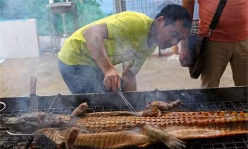 Còn đây là cá sấu nướng nguyên con được bày bán trên phố ở Trung Quốc.