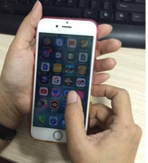 Về tình yêu, người cầm điện thoại kiểu này khá thiệt thòi vì luôn dành hết tình cảm cho người yêu.