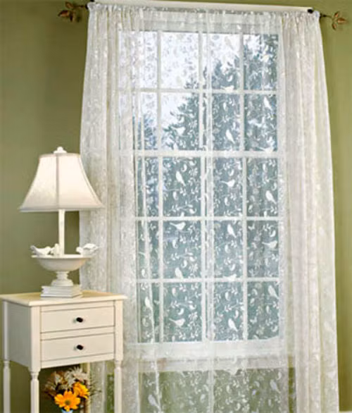 Rèm ren trước cửa sổ cho ngôi nhà thêm lãng mạn.