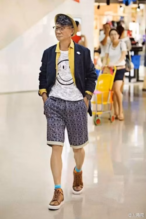 Cụ ông Wang Zhousong (71 tuổi) ở Hà Nam, Trung Quốc trở thành người nổi tiếng trên mạng xã hội nhờ cách mặc quần áo hợp thời trang.