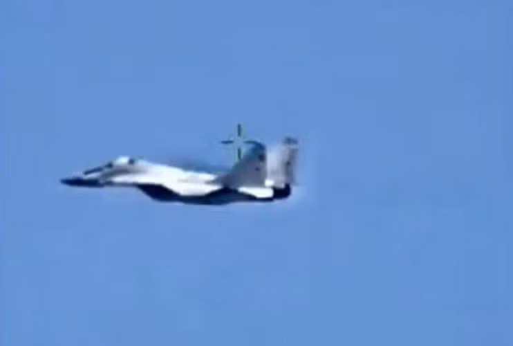 Thông tin cụ thể cho hay: "Một đoàn xe quân sự bao gồm hàng chục phương tiện và vài trăm người đã bị loại bỏ bởi cuộc không kích do tiêm kích hiện đại tiến hành".