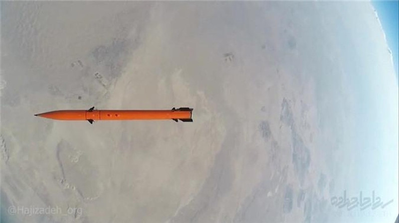 Nguyên bản Fajr-4 không được dẫn hướng, nhưng sau đó Iran đã cho ra đời bản nâng cấp có khả năng hiệu chỉnh đường bay thông qua hệ thống định vị toàn cầu. Việc Fajr-4 được phóng từ Su-22 cho thấy, công nghiệp quốc phòng Iran đã hoán cải thành công tên lửa đất đối đất này thành phiên bản phóng từ trên không.