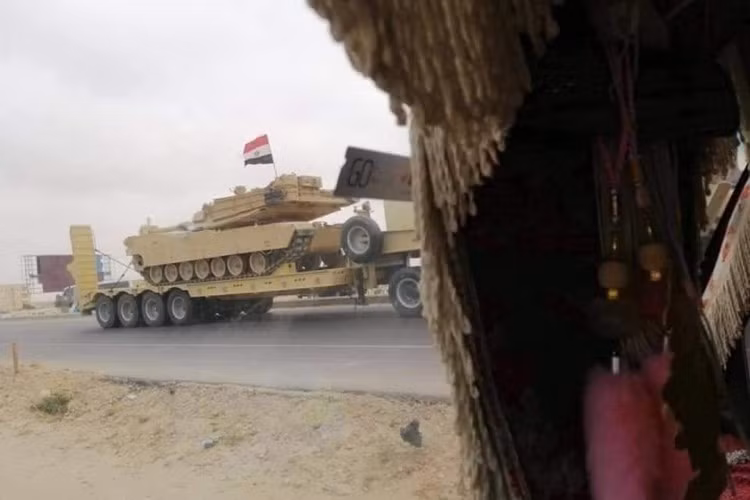 Bước đi cụ thể đã tới khi Cairo quyết định hỗ trợ LNA bằng cách gửi hàng chục xe tăng hạng nặng sang Libya nhằm giúp Nguyên soái Khalifa Haftar giành ưu thế trên chiến trường.