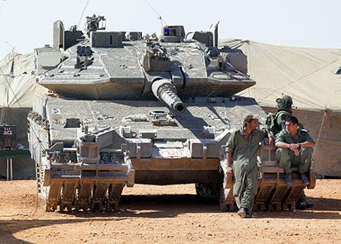 Tuy có trọng lượng rất lớn nhưng xe tăng Merkava IV không vì thế mà kém cơ động, nó được trang bị động cơ diesel công suất 1.500 mã lực cùng họp số tự động 5 cấp cho tốc độ tối đa đến 64km/h. Đây vẫn là một trong số ít những dòng tăng tốt nhất khi xét trên tiêu chí đánh giá tổng thể.