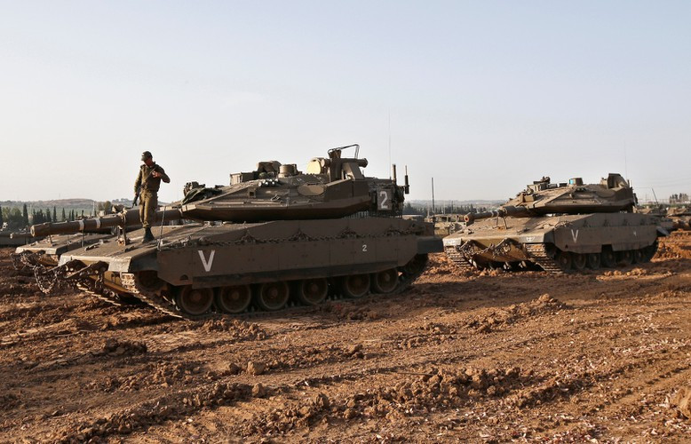 Ngoài ra xe còn được trang bị một khẩu súng máy phòng không cỡ nòng 12,7mm và hai khẩu súng máy cỡ nòng 7,62mm.