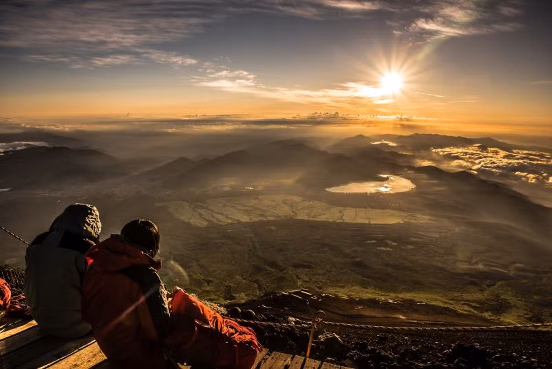 Nhật Bản xứng đáng đứng đầu danh sách điểm ngắm bình minh đẹp nhất Châu Á nhờ khung cảnh tuyệt đẹp trên núi Phú Sĩ, đảo Honshu.