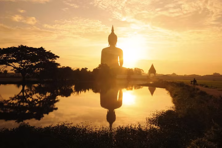 Khung cảnh bình minh đậm chất tôn giáo phía sau bức tượng khổng lồ ở Koh Samui, Thái Lan.