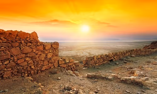 Pháo đài Masada của người Do Thái, Israel nằm trên hai bờ đông sa mạc Judaean và bờ biển Chết. Điều đó khiến Masada trở thành địa điểm lý tưởng để ngắm bình minh.