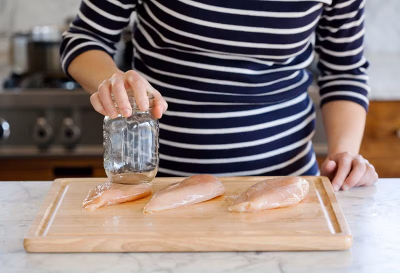 Khi làm món gà nướng nguyên con, hãy cắt đôi và ép cho gà phẳng ra. Lý do là phần xương gà lồi, lõm không đều có thể khiến việc nướng gà khó khăn khăn. Miếng thịt phẳng sẽ giúp thịt gà chín đều hơn, thịt giòn hơn.