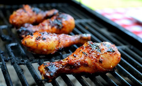 Trong trường hợp da gà dính vào vỏ nướng, đừng vội trở mặt nó ra, hãy đợi thêm vài phút và kiểm tra lại.