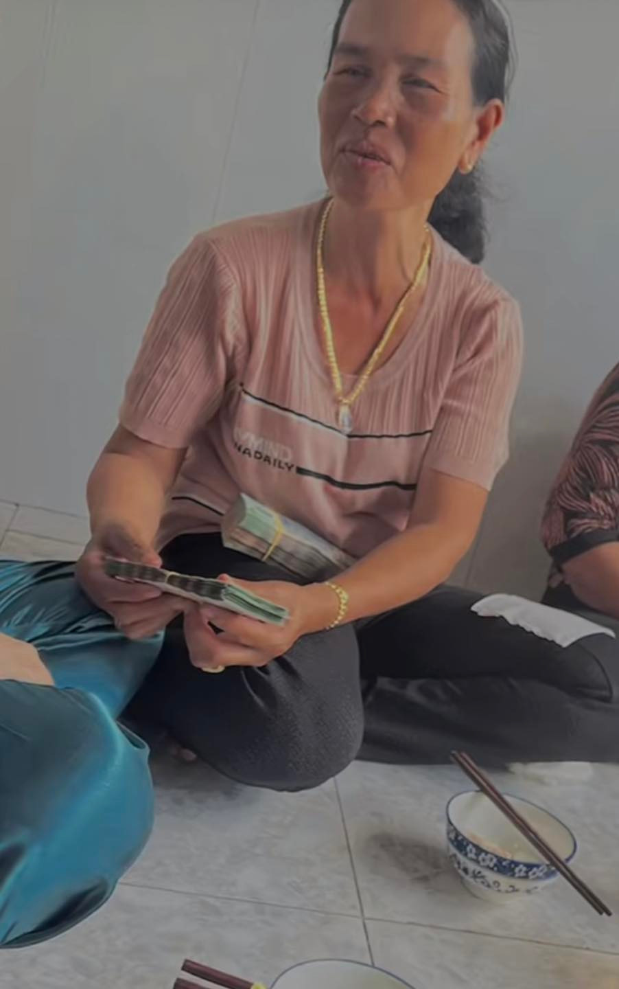 Những hình ảnh về buổi nạp tài sau khi chia sẻ lên MXH làm không ít chị em ghen tị, trầm trồ với của hồi môn "khủng" này. Ảnh: Thuỳ Thuỳ