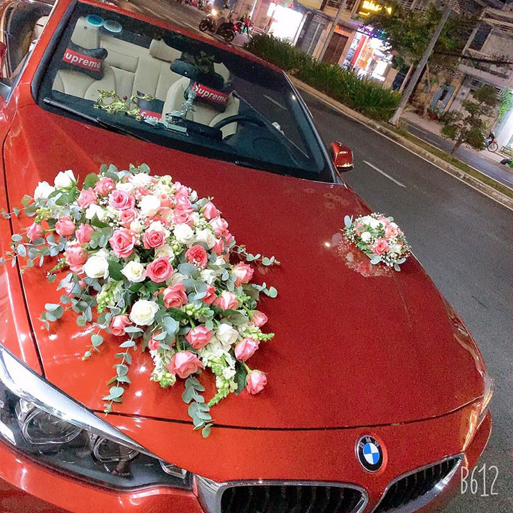 Ngoài 10 tỷ tiền mặt, bố mẹ cô dâu còn tặng 2 vợ chồng chiếc xe trị giá 3 tỷ.