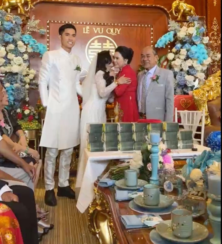 Được biết, cả 2 đều sinh ra trong gia đình bề thế. Bố mẹ của cô dâu là chủ doanh nghiệp kinh doanh thức ăn thủy sản và bất động sản tại Sóc Trăng.