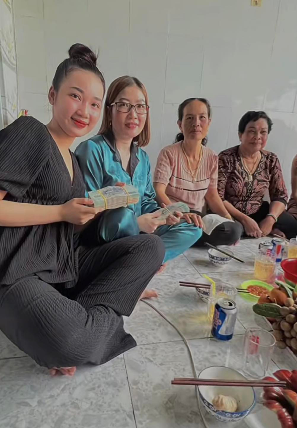 Mặc dù không quá nhiều như những đám cưới ngập vàng trước đó, nhưng với số tiền và vàng như vậy cũng là con số không nhỏ. Ảnh: Thuỳ Thuỳ