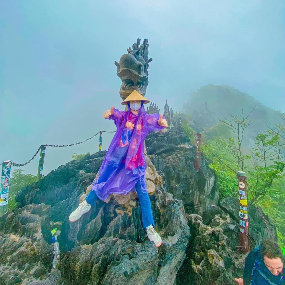 Những hình ảnh du lịch Ninh Bình của đôi bạn trẻ khiến netizen được phen cười nghiêng ngả, có lẽ họ rất bất lực bởi tích tiền bao lâu để đi "sống ảo" nhưng ông trời không ủng hộ.