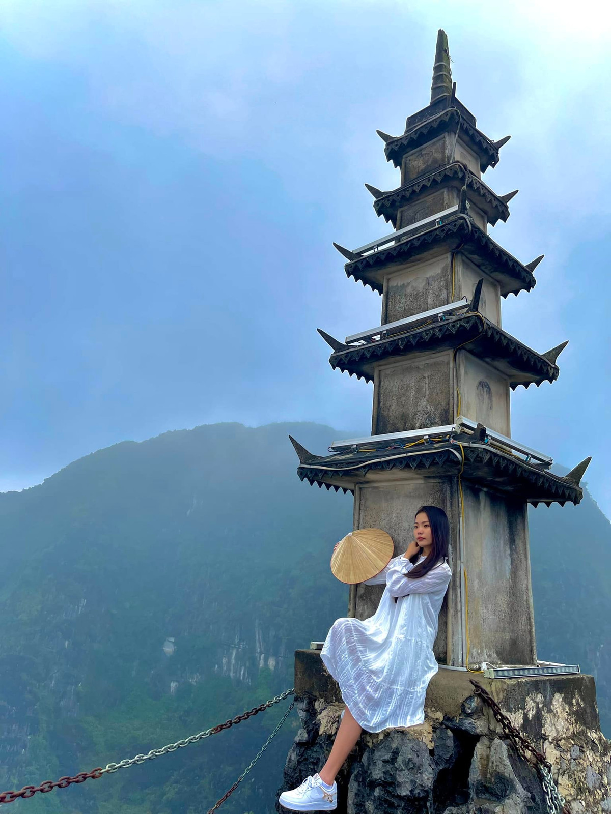 Ở một số địa điểm check-in Ninh Bình, giới trẻ cho ra lò nhiều khoảnh khắc cực đẹp, tuy nhiên không phải ai cũng có "nhân phẩm" tốt để làm được điều đó.