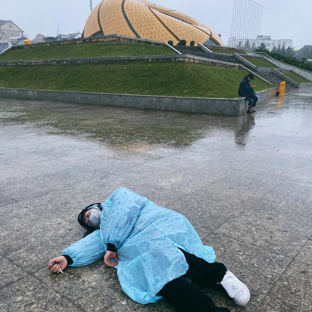 Thay vì chụp hàng loạt bức ảnh “sống ảo” với 7749 bộ quần áo lung linh thì những tấm hình mà chủ bài đăng chia sẻ lại chỉ có đúng 1 trang phục đó là áo mưa.