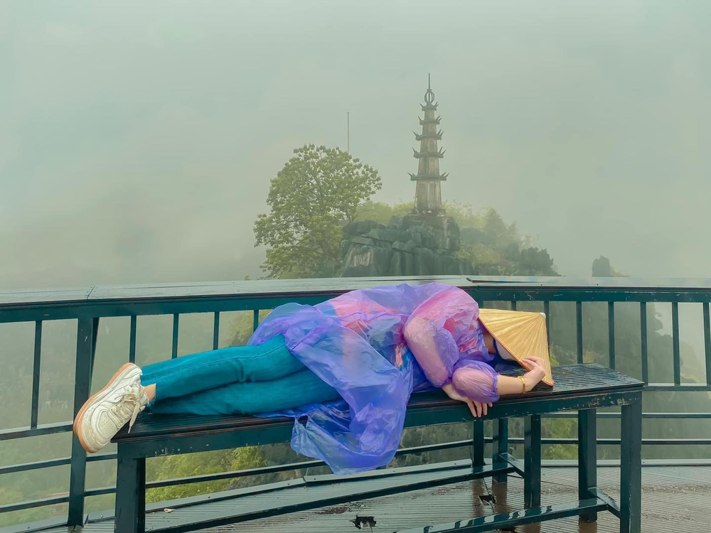 Sau khi đăng tải, bộ ảnh đã nhanh chóng thu hút sự chú ý của người dùng mạng. Nhiều người bày tỏ sự đồng cảm với hai cô gái vì bản thân cũng từng trải qua cảm giác tương tự.