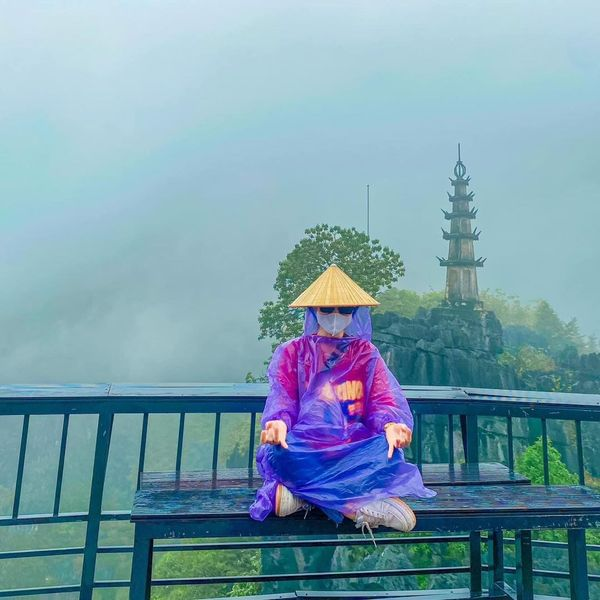 Mới đây, mạng xã hội rần rần chia sẻ bộ ảnh du lịch Ninh Bình của hai cô gái. Thay vì mặc lung linh check-in, hai cô bạn này chỉ có thể chụp ảnh với áo mưa và đội nón.