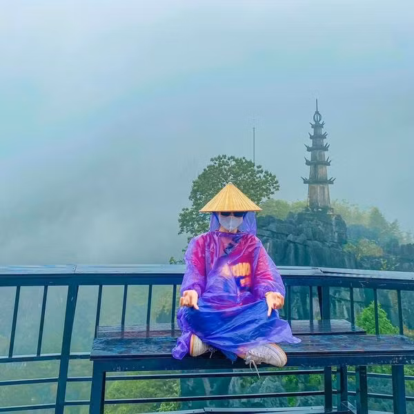 Mới đây, mạng xã hội rần rần chia sẻ bộ ảnh du lịch Ninh Bình của hai cô gái. Thay vì mặc lung linh check-in, hai cô bạn này chỉ có thể chụp ảnh với áo mưa và đội nón.