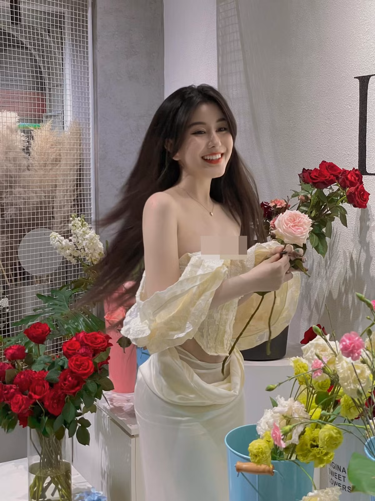 Cô gái được nhắc đến lần này là Võ Ngọc Trân, nổi tiếng với danh xưng "hot girl học đường".