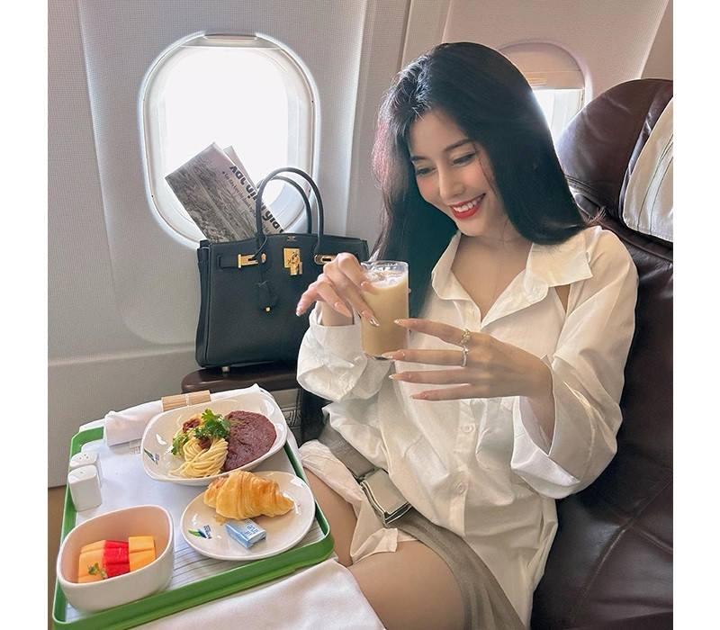 Gái xinh thường xuyên check in trên máy bay khoang hạng thương gia, ăn măc sang chảnh, thường đến những nơi đắt đỏ,...nên thường bị hiểu nhầm là "sugar baby".