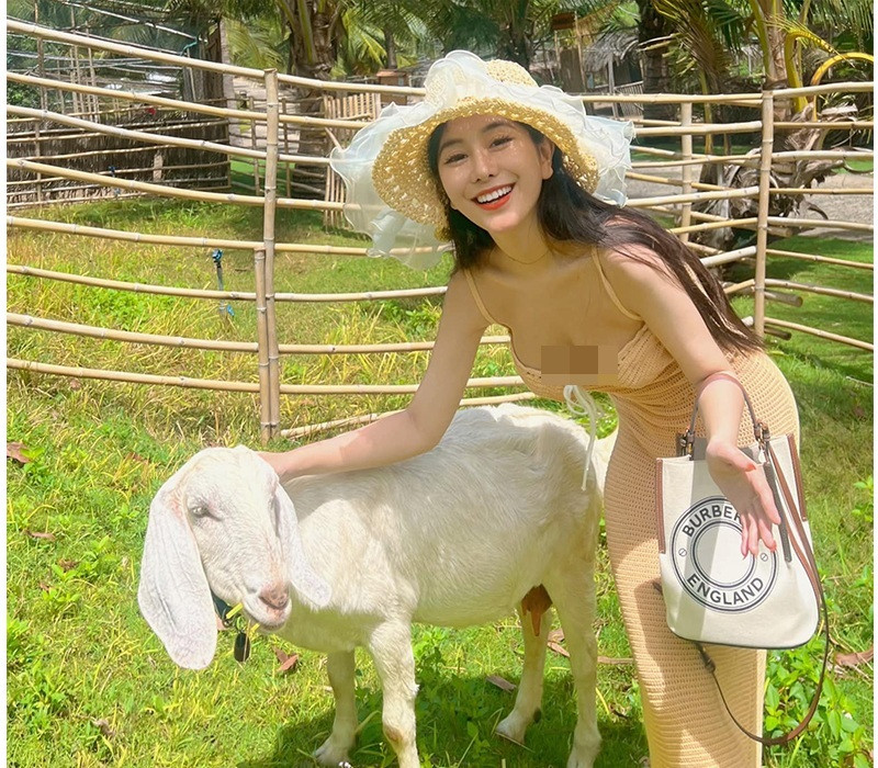 Dù sinh năm 2001 nhưng Võ Ngọc Trân sở hữu “núi” túi xách hàng hiệu xịn chẳng kém sao hạng A nào.