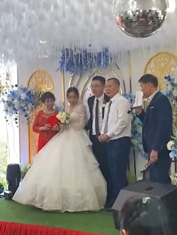 Khi bố của cô dâu lên sân khấu chụp ảnh lưu niệm cùng đôi trẻ và bên nhà thông gia, vì quá xúc động nên ông bố đã quay mặt khóc.