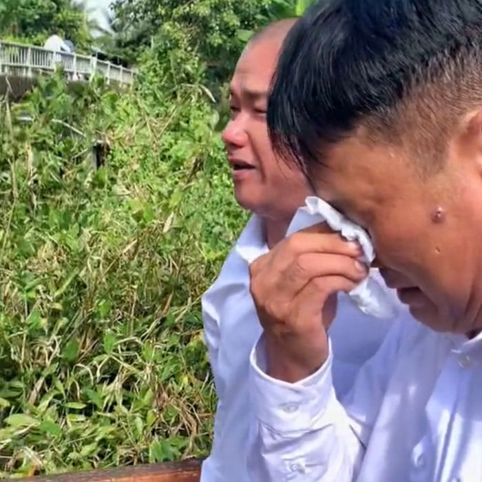 Bố thường cưng chiều con gái, nên những ngày con gái đi lấy chồng này cũng khó giấu được sự xúc động.