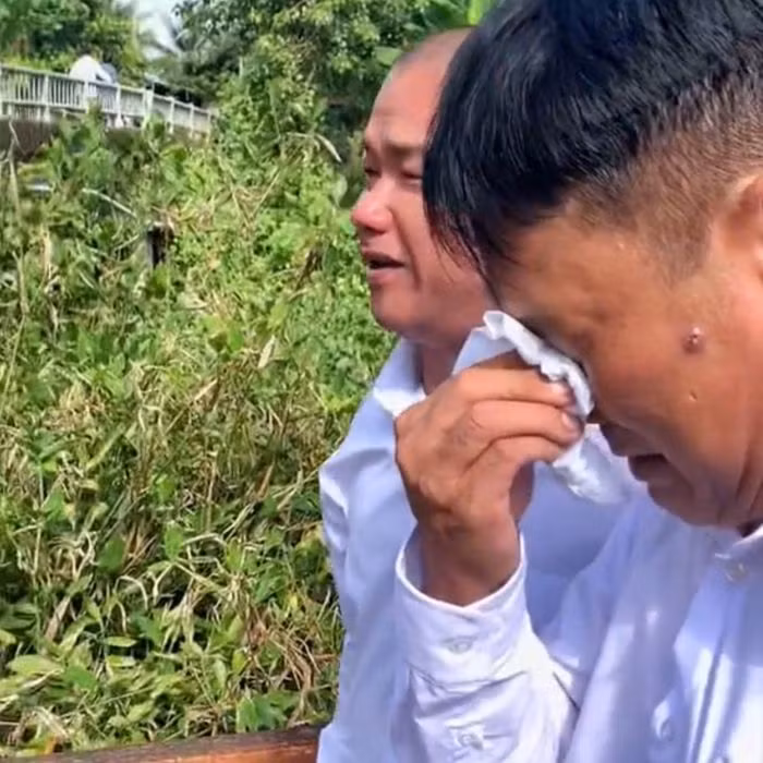 Bố thường cưng chiều con gái, nên những ngày con gái đi lấy chồng này cũng khó giấu được sự xúc động.