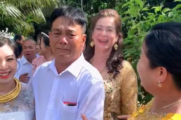 Dù tính cách có phần rắn rỏi nhưng cả bố và em trai của cô dâu vẫn không nén được những dòng cảm xúc trong ngày trọng đại này.