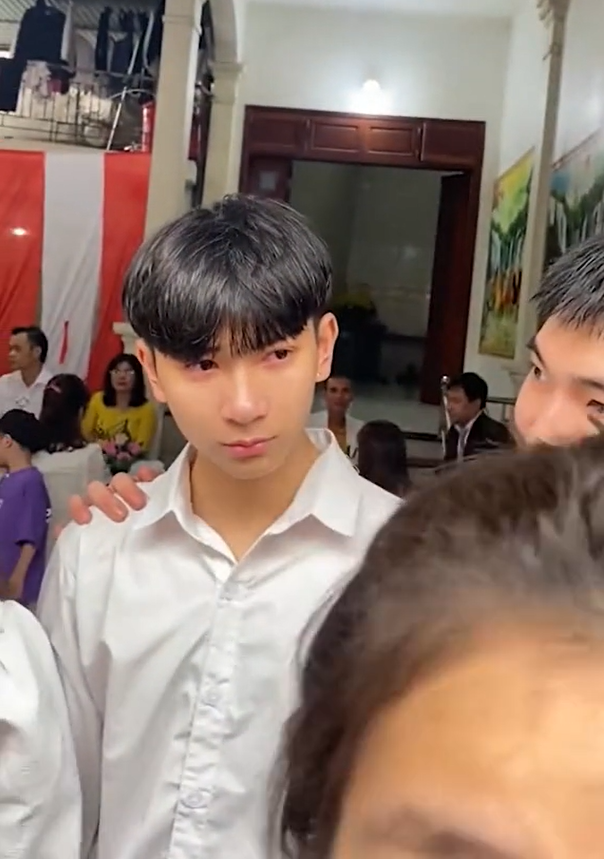 Không riêng người bố, em trai cô dâu cũng không giấu được sự xúc động in trên đôi mắt ngấn lệ, xen lẫn nhiều cảm xúc khó tả.