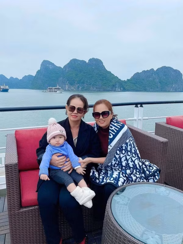 Không những thế, giúp việc nhà Đoàn Di Băng cũng được ăn tôm hùm, sơn hào hải vị y như chủ nhà, không hề có sự phân biệt giữa gia chủ và người làm.