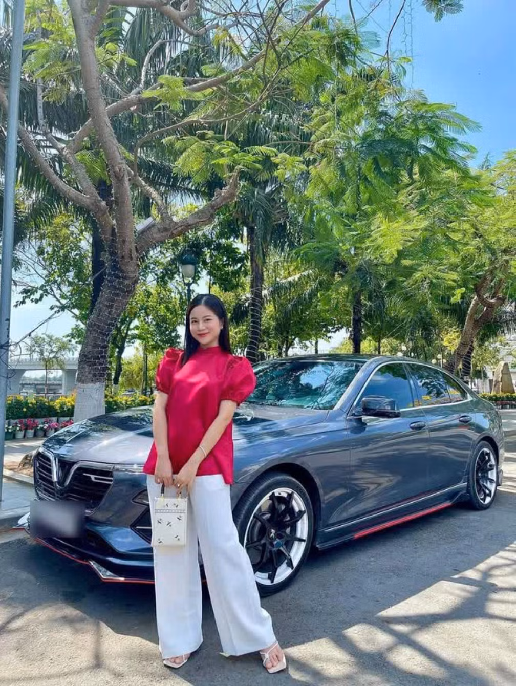 Vừa qua vú em Thiên Kim nhà nữ đại gia chuẩn bị lấy chồng, để bày tỏ sự yêu quý của gia đình với vú em Đoàn Di Băng đã đứng ra hỗ trợ Thiên Kim rất nhiều cho quá trình tổ chức lễ cưới.