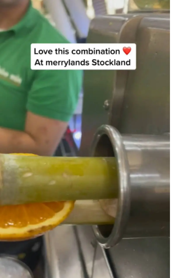 Theo chia sẻ từ đoạn clip TikTok, thức uống đặc sản Việt Nam được bán tại một cửa hàng do người Việt mở tại Stockland Merrylands (Úc).