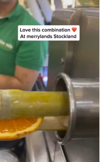 Theo chia sẻ từ đoạn clip TikTok, thức uống đặc sản Việt Nam được bán tại một cửa hàng do người Việt mở tại Stockland Merrylands (Úc).