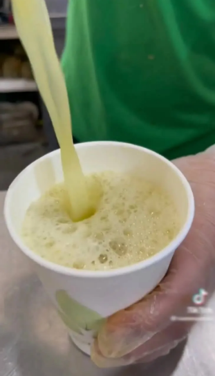 Không chỉ là nước ép mía đơn thuần mà tại đây, mía sẽ được kết hợp, ép cùng đủ các loại hoa quả như dâu, chanh, dứa, cam hoặc thậm chí là có cả gừng.