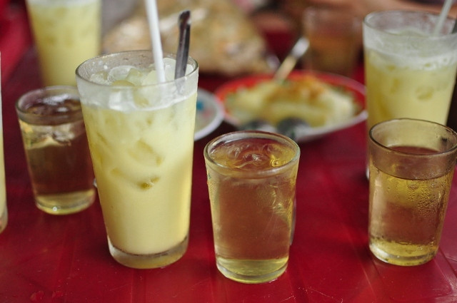 Không chỉ dừng lại ở kiểu nước mía truyền thống, người Việt còn vắt thêm cả tắc hoặc cam, quýt vào cốc nước mía để làm mới hương vị của thứ đồ uống này.