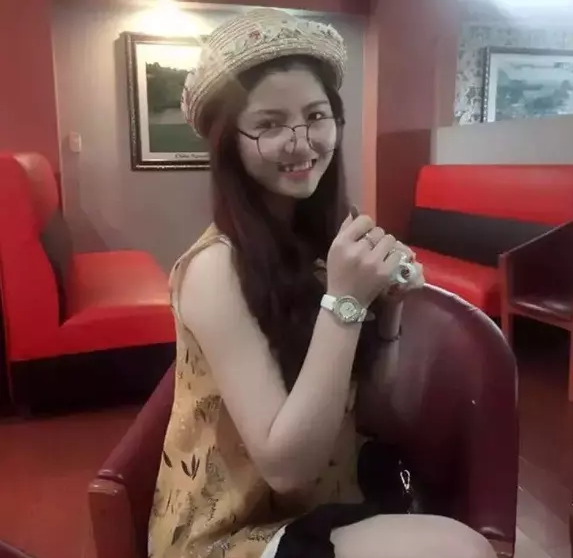 Nhiều cư dân mạng cũng tìm lại những hình ảnh mà bạn gái Quang Hải từng đi can thiệp làm mũi, tiêm má ở các cơ sở thẩm mỹ.